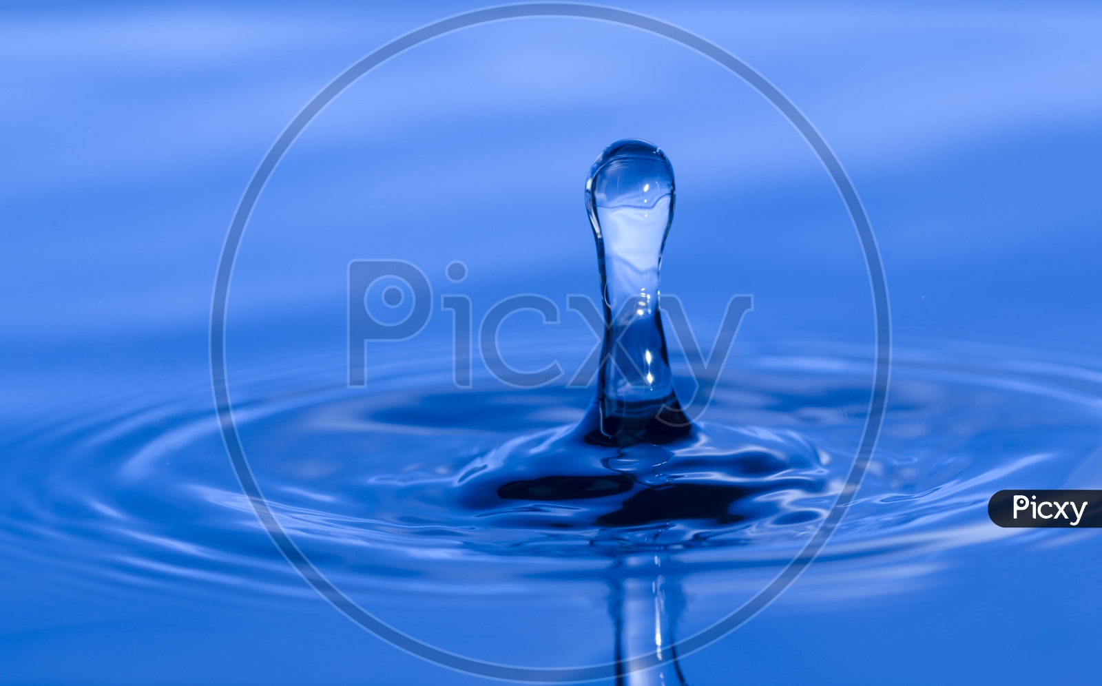 blue water splash with Droplet