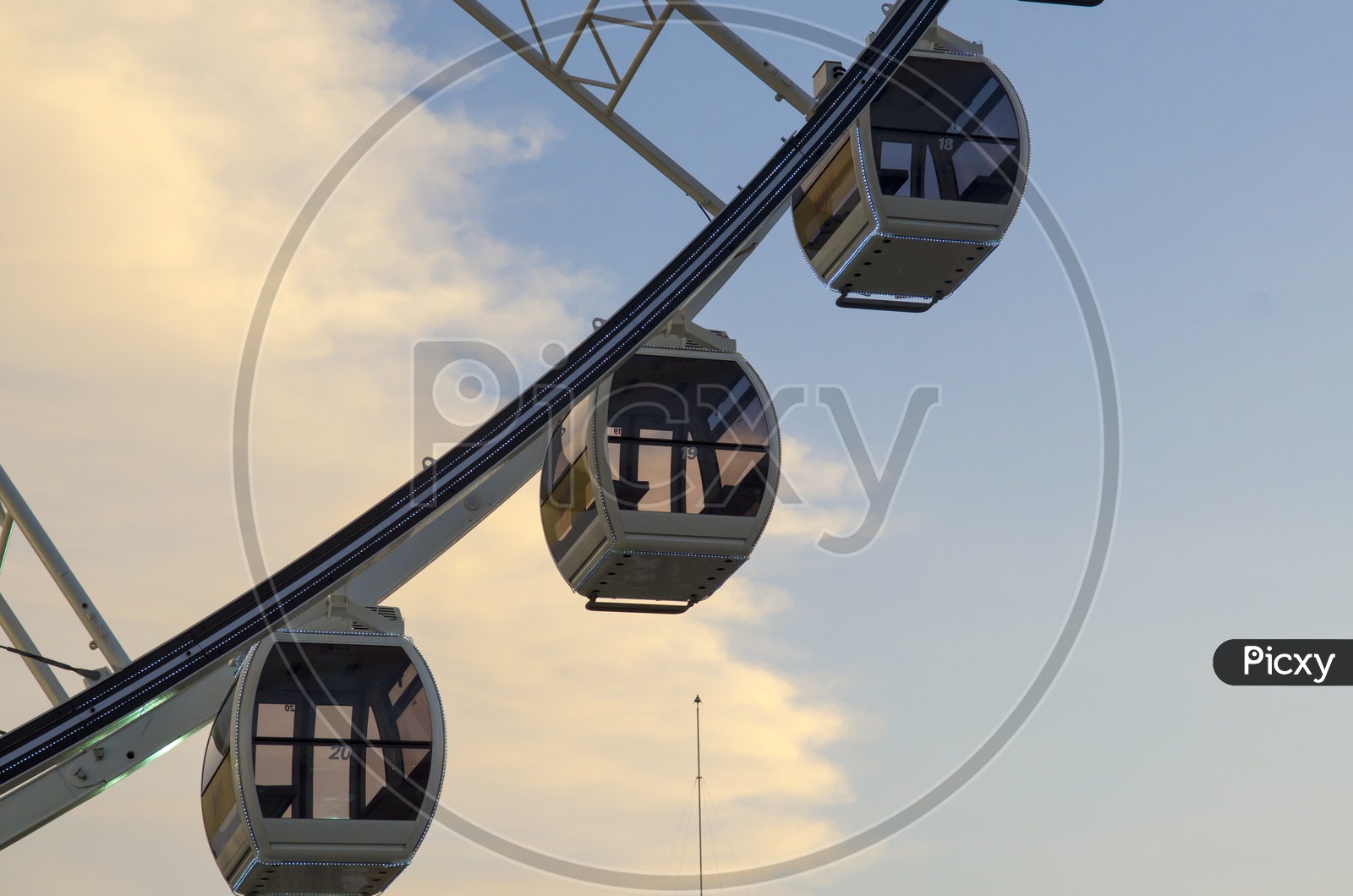 Beautiful large Ferris wheel With Passenger Cabins