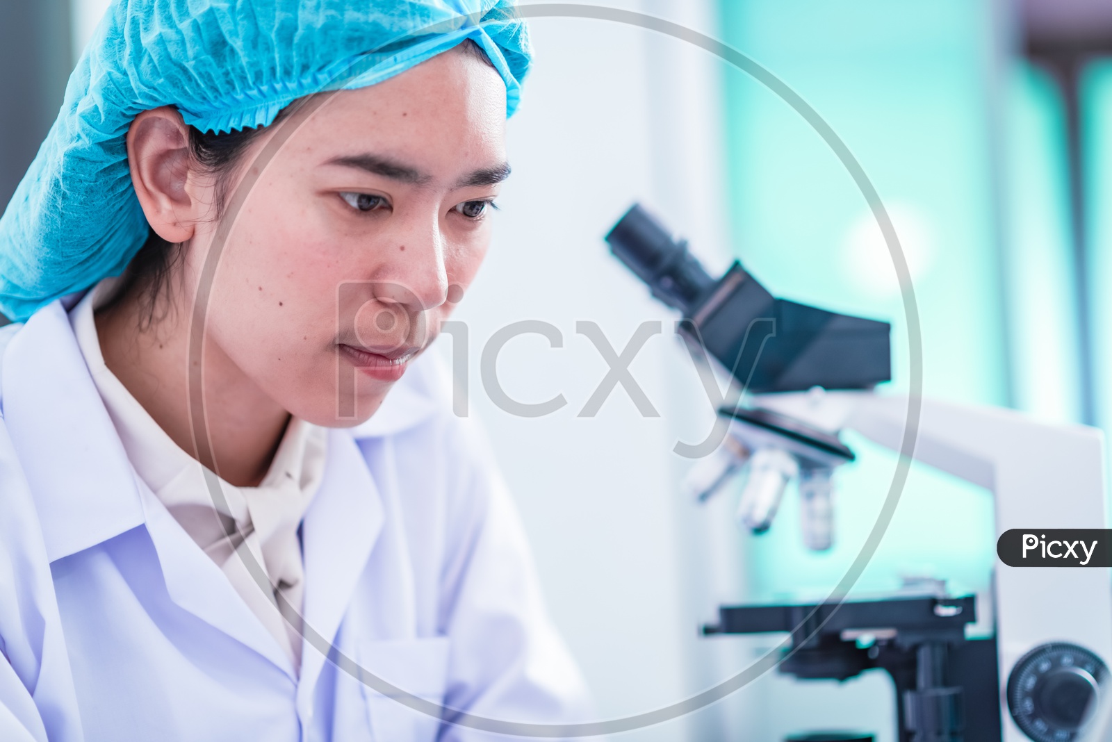 Asian scientist  researching in laboratory, chemical lab