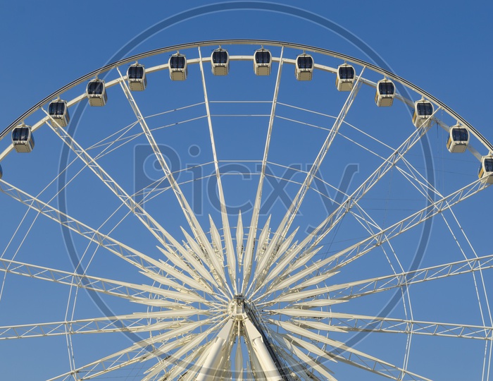 Large Ferris wheel And the blue sky