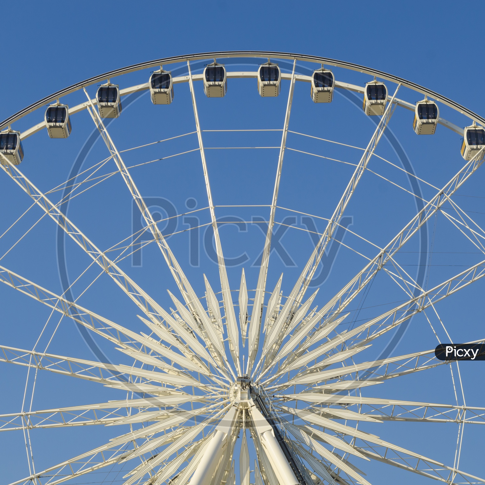 Large Ferris wheel And the blue sky