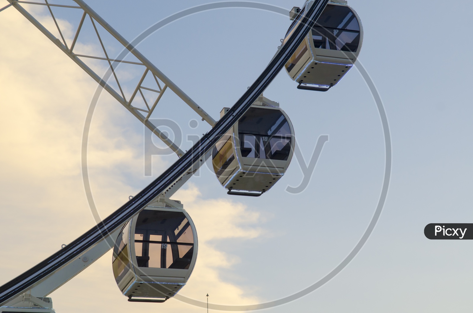 Beautiful large Ferris wheel With Passenger Cars or Cabin Or Capsules
