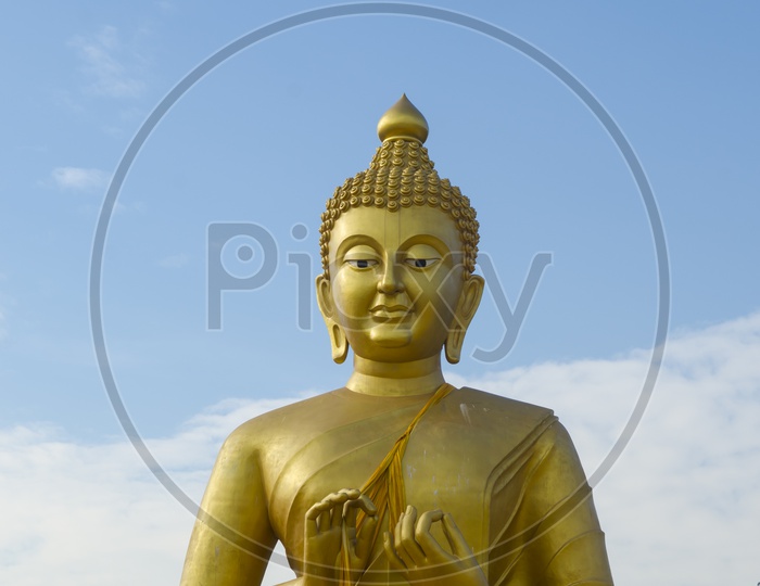 Golden Buddha Statues A Nakhon Nayok, Thailand