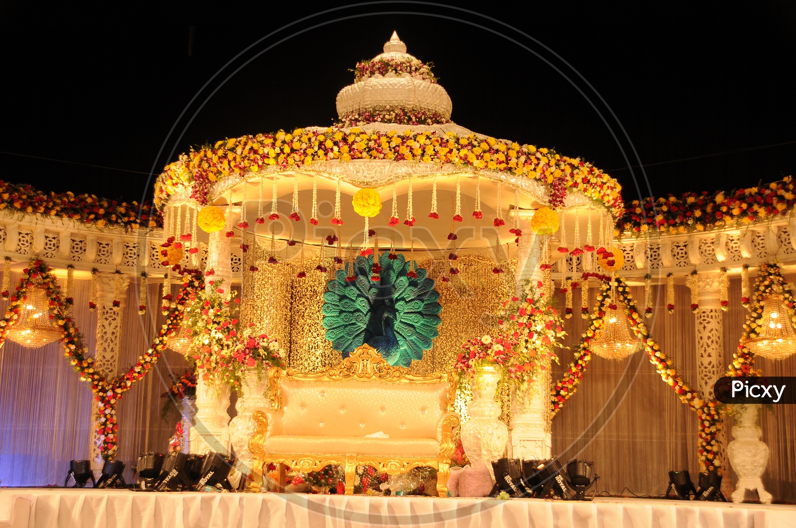 Image Of Wedding Reception Stage Decoration With Flowers And Lights Ku859255 Picxy