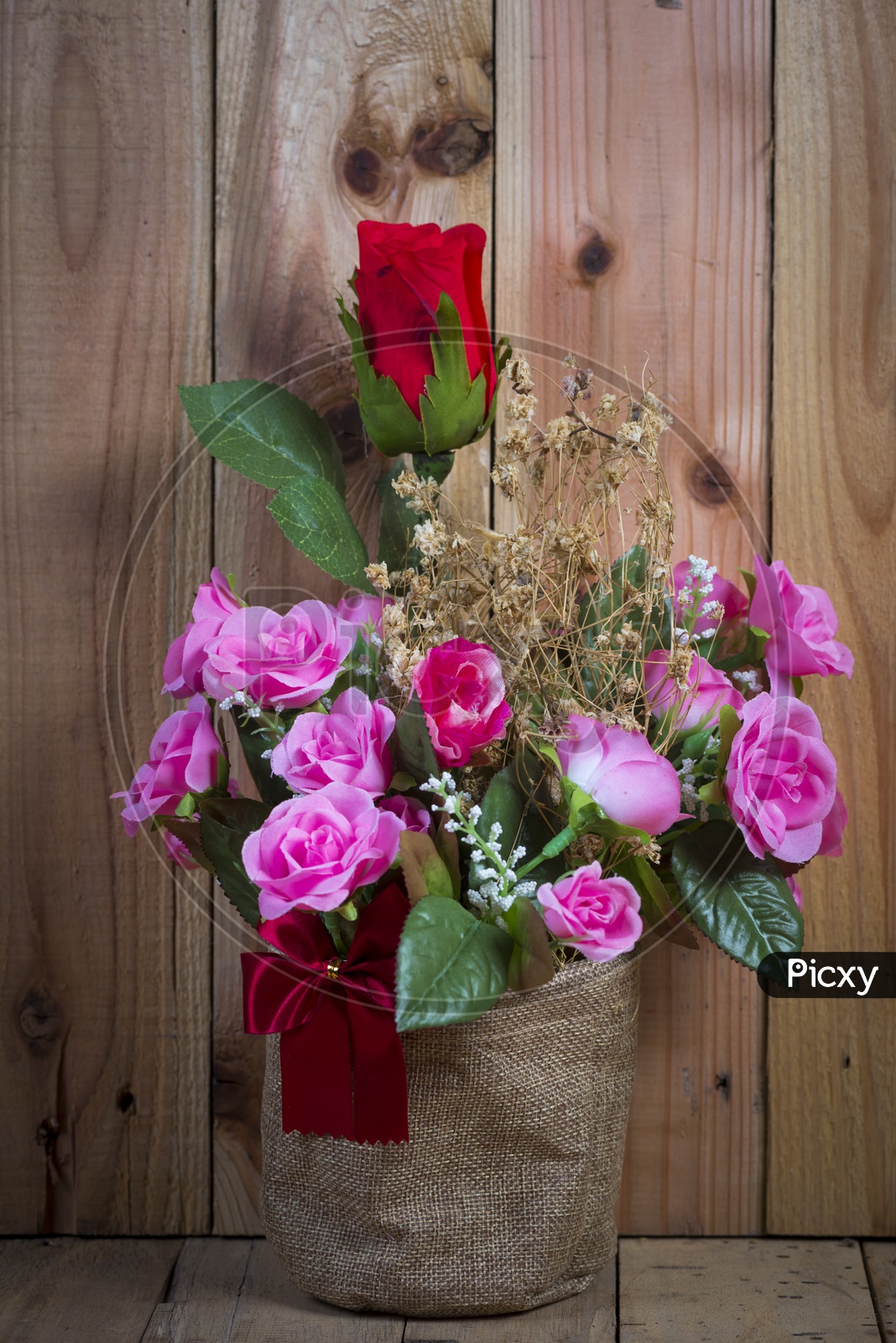 Rose Flowers Bouquet Over Wooden Background , Templates For Valentines Day