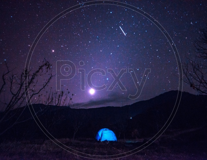 Camping tent under a starry sky in Manali