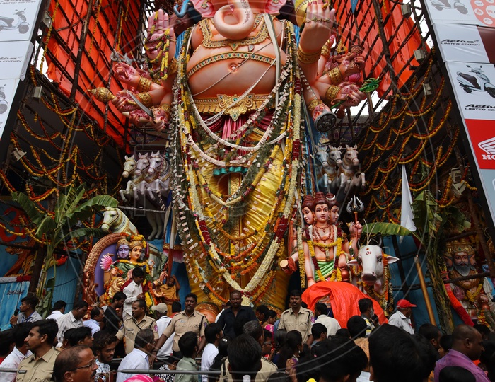 Sri Dwadashaditya Maha Ganapathi Idol In Khairatabad For Ganesh Chathurdhi Festival 2019  With Devotees