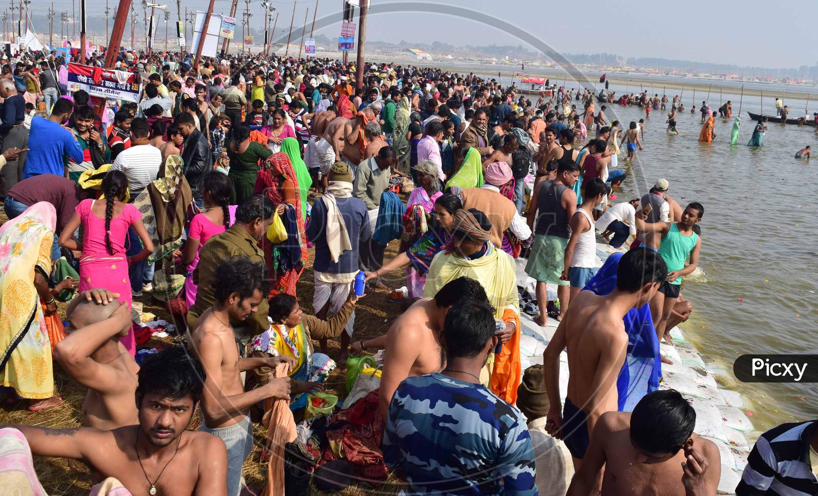 Image of Hindu Devotee Crowds To Take Holy Bath in Triveni Sangam River ...