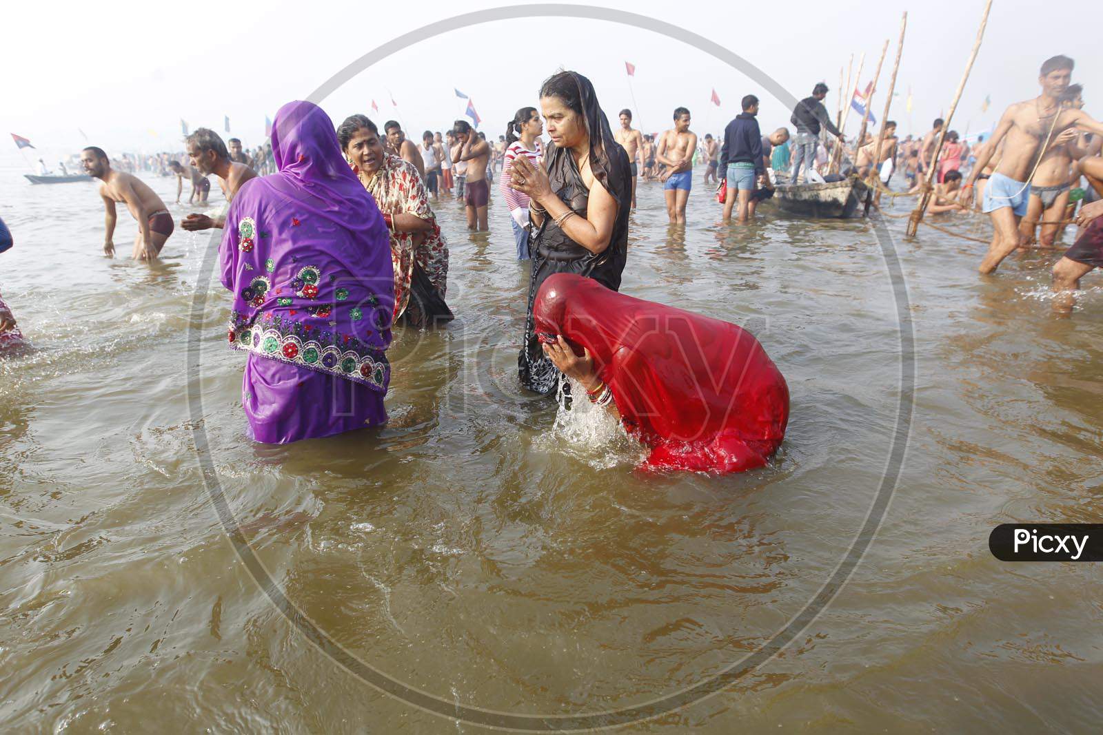 kumbh mela women bathing pictures 2022