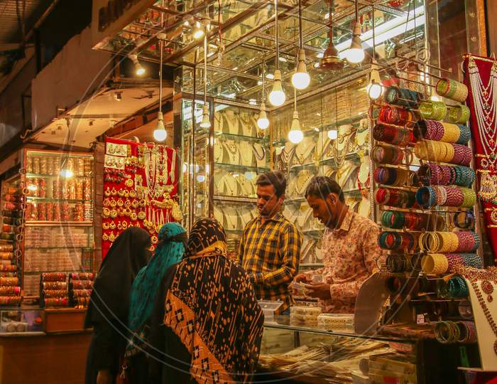 Women buying bangle at Laad Bazaar