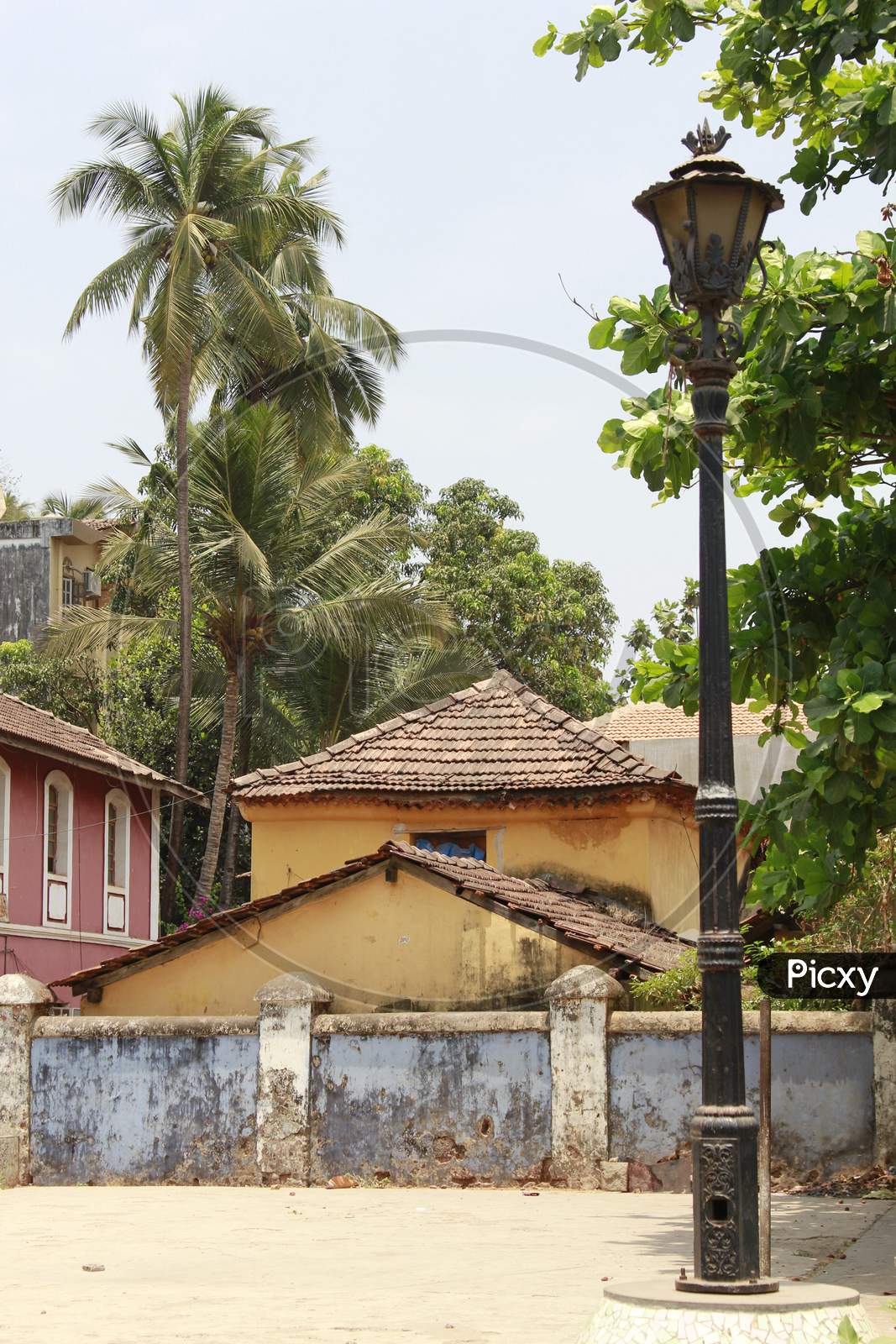 Guttertiled houses in Goa