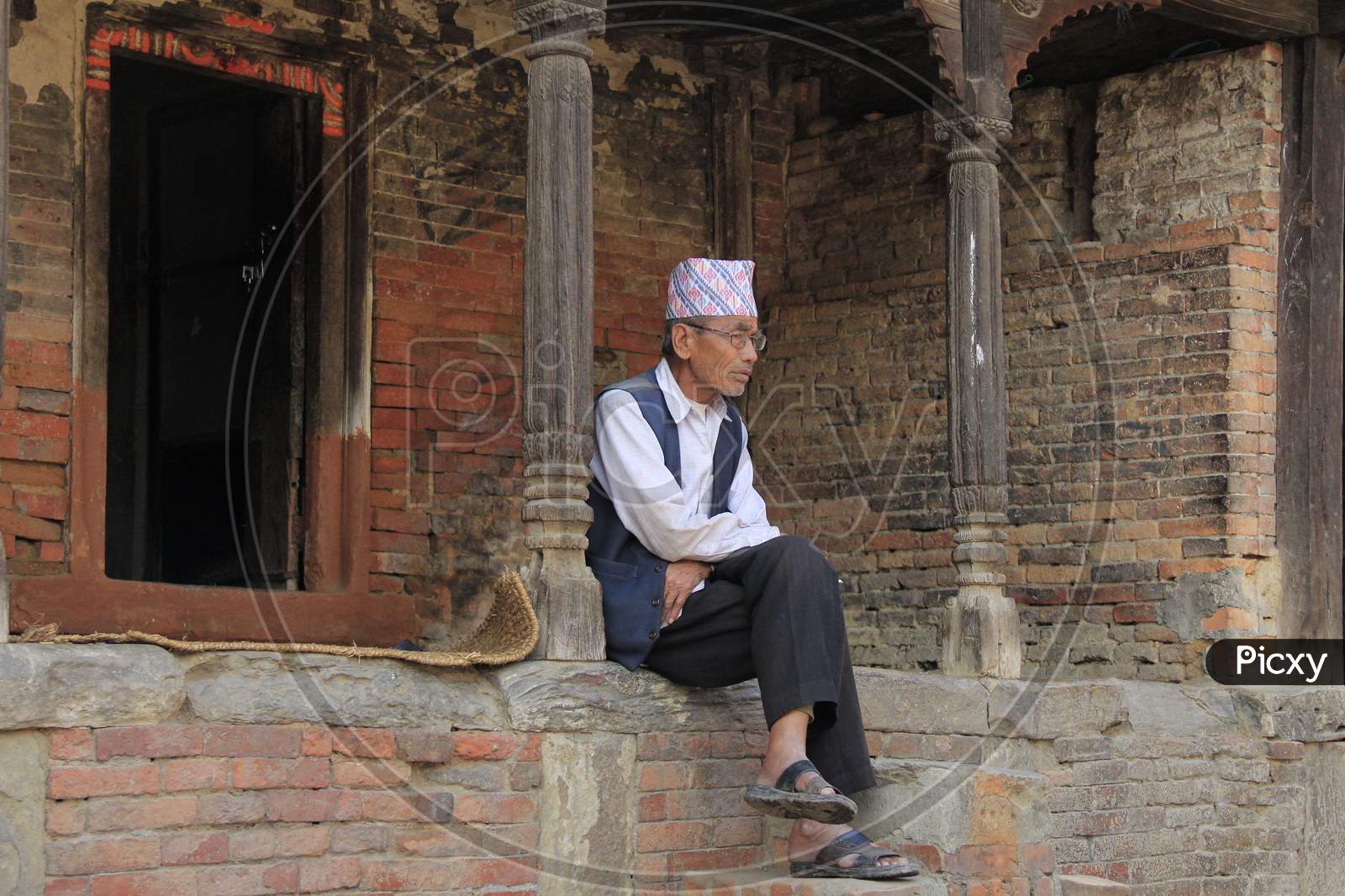 Indian elderly man wearing head cap