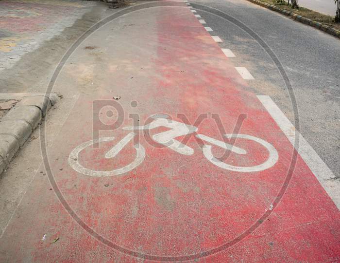 Cycle Track Besides Roads in Noida For Controlling Pollution