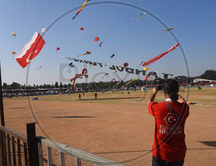Turkish kite flying volunteer