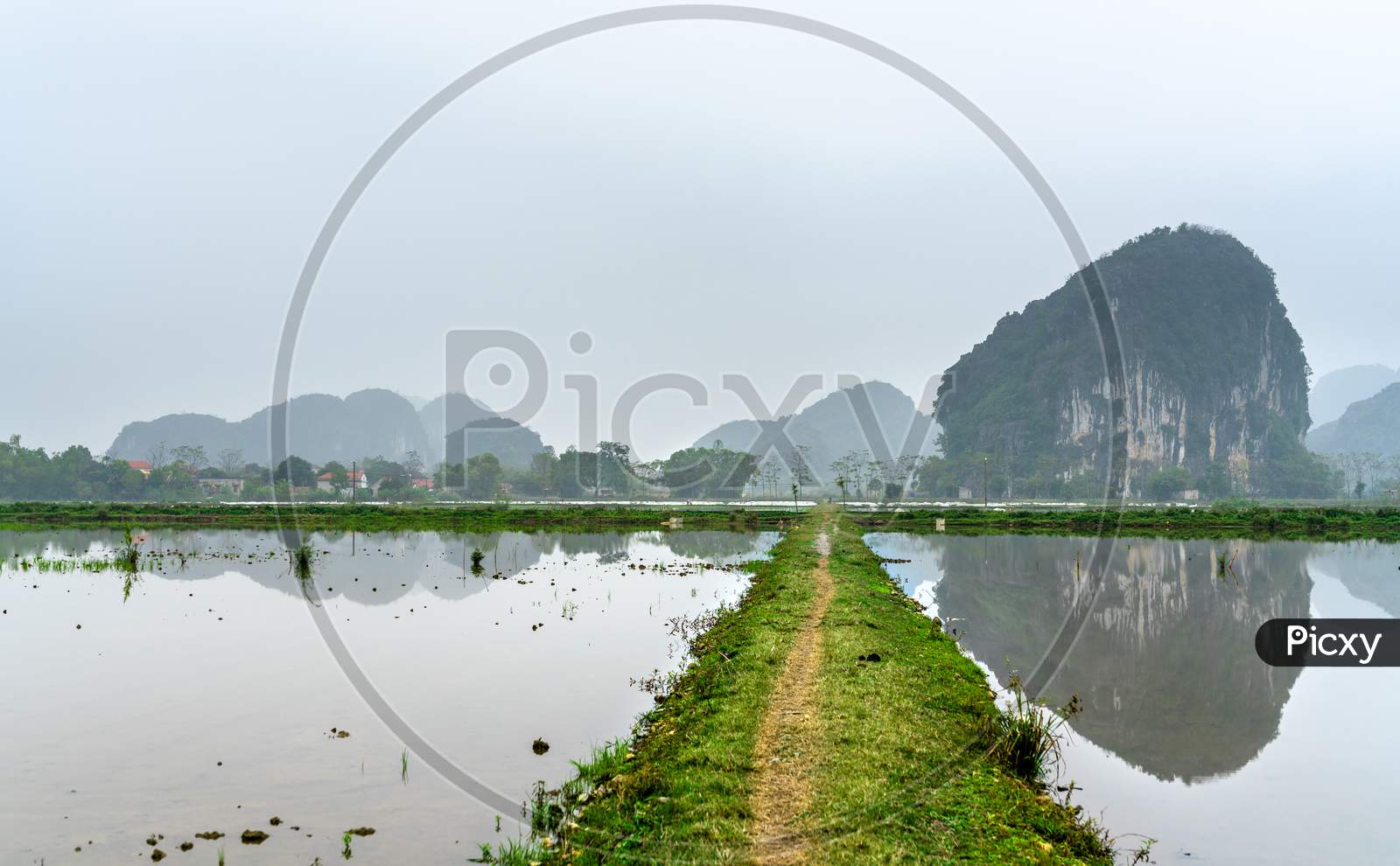 Image of Trang An Scenic Landscape Complex In Vietnam-BU237795-Picxy