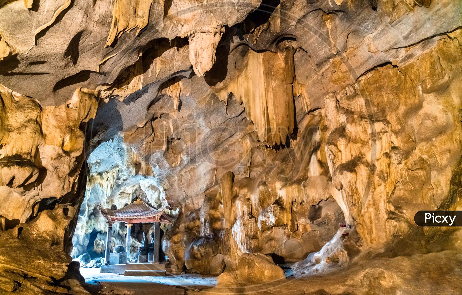 Image of Bich Dong Cave At Ninh Binh Province In Vietnam-FU381751-Picxy