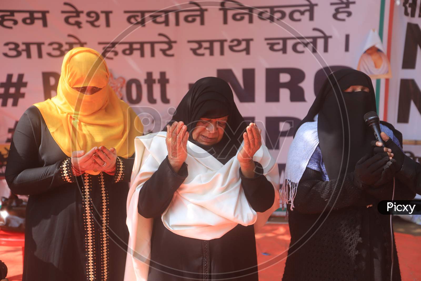 Muslim Woman Protesting  Against CAB, CAA And NRC in Delhi
