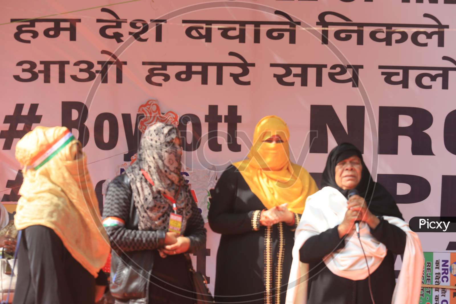 Muslim Woman Protesting  Against CAB, CAA And NRC in Delhi