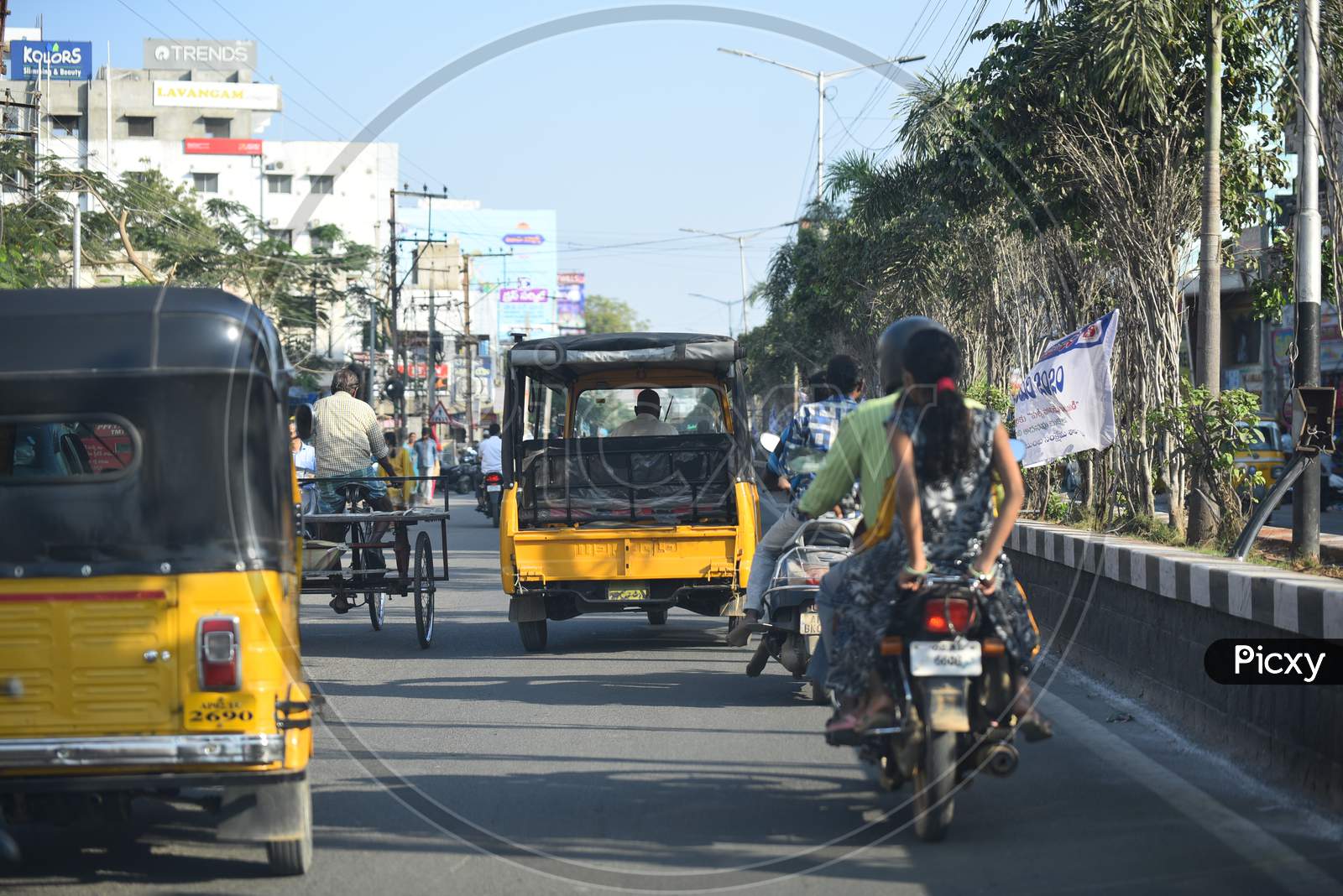 Commuting Vehicles on Srikantam Circle In Road Leading To Sapthgiri Circle in Anantapur City