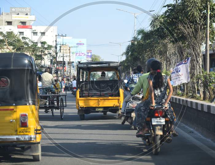 Commuting Vehicles on Srikantam Circle In Road Leading To Sapthgiri Circle in Anantapur City