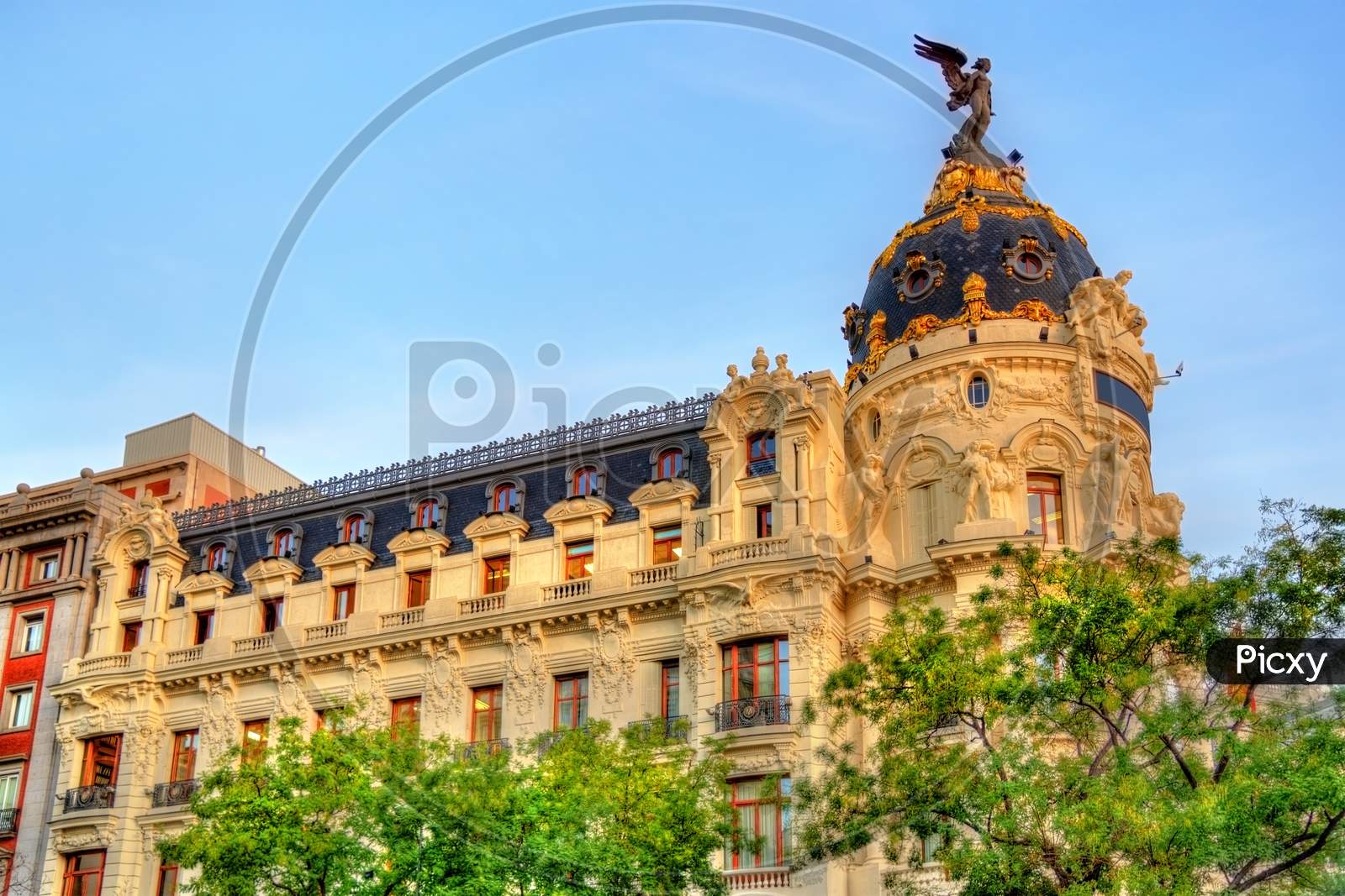 The Edificio Metropolis, A Historic Building In Madrid, Spain