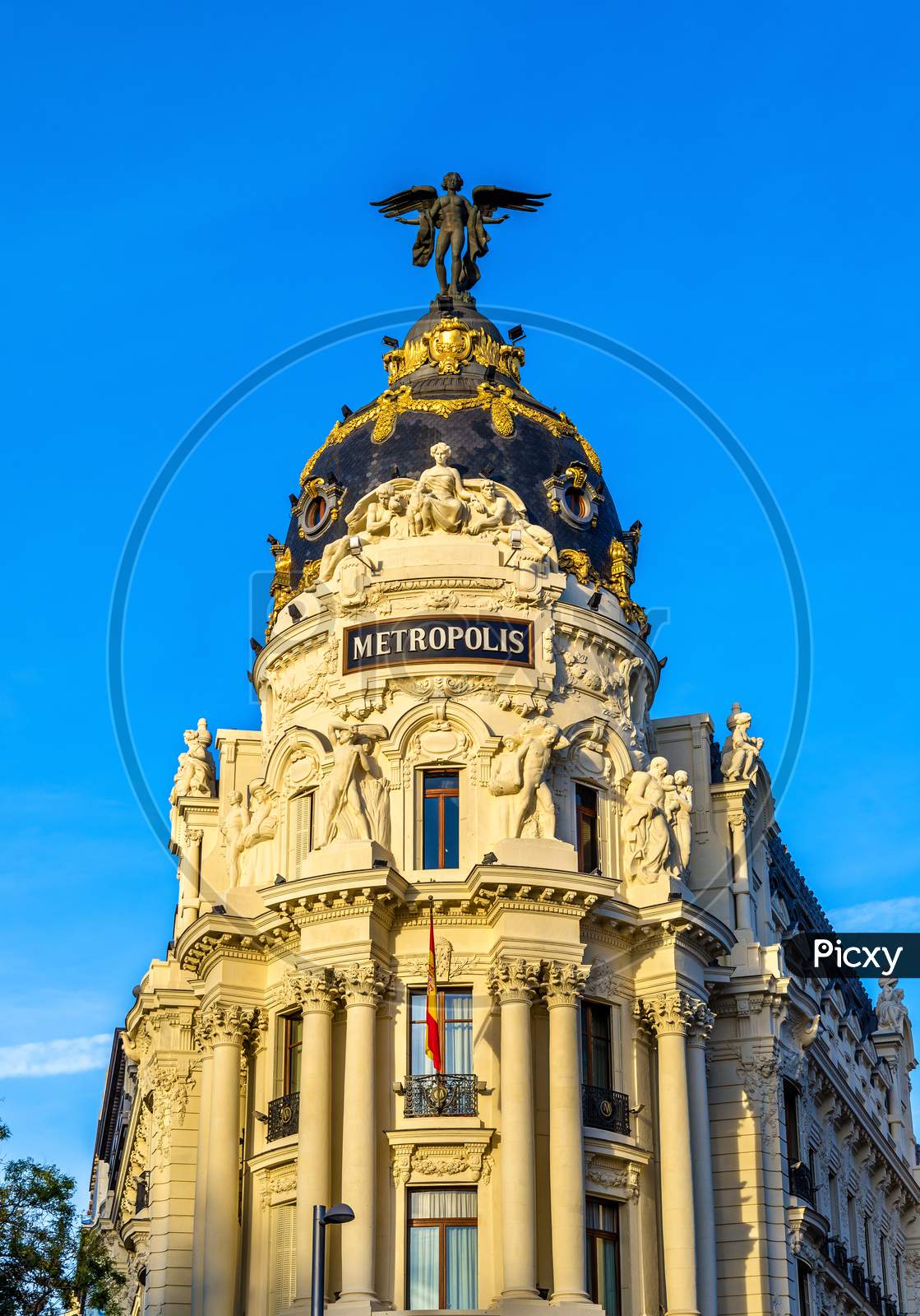 The Edificio Metropolis, A Historic Building In Madrid, Spain