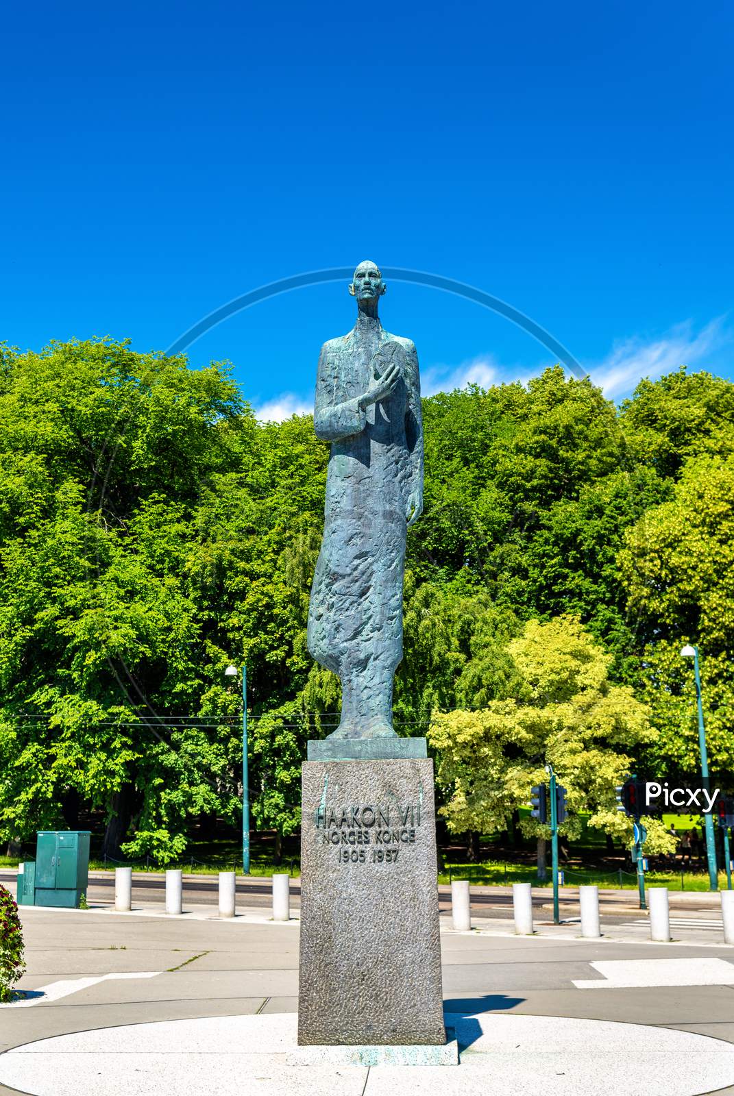 Statue of King Haakon VII in Oslo.