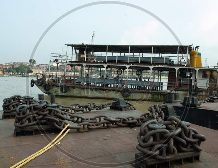 Massive chains of the port area