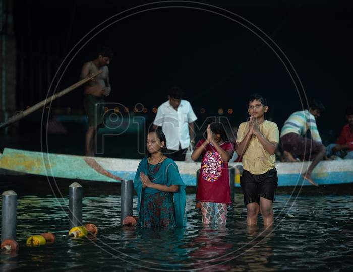 devotees pray to river godavari at Rajahmundry