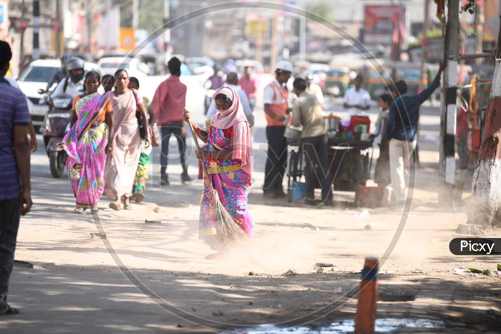 A Sanitary Worker of RMC Ranchi Municipal Corporation  Sweeping Roads  Of Ranchi