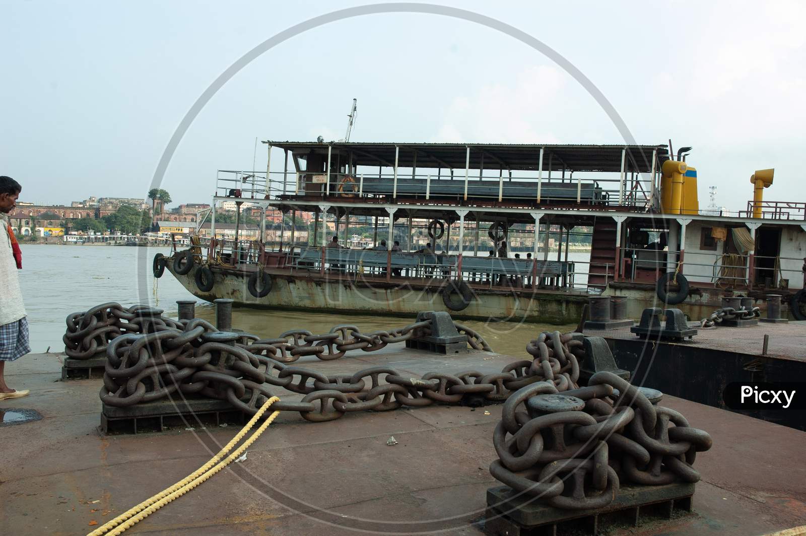 Massive chains of the port area