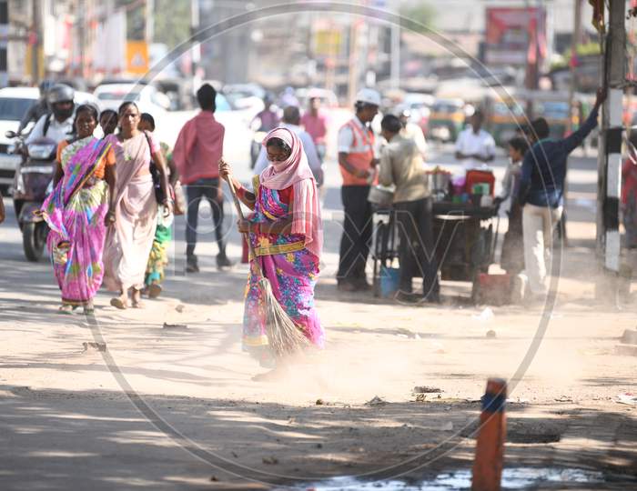 A Sanitary Worker of RMC Ranchi Municipal Corporation  Sweeping Roads  Of Ranchi