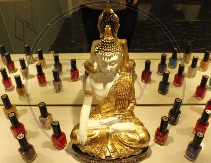 Gautham Budda Statue At a Dressing Table Background