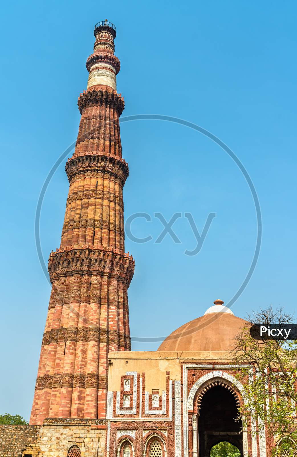 Alai Darwaza And Qutub Minar At The Qutb Complex In Delhi, India