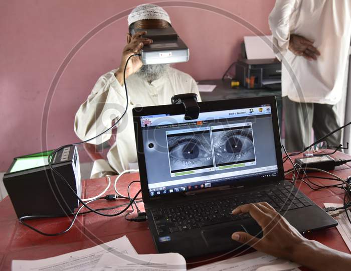 AAdhar Bio-Metrics Eye Retina  Registration At Aadhar Center