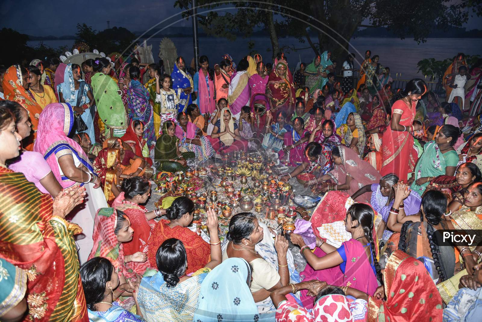 Image of Women Devotees Perform Rituals Of Jivitputrika Vrat On The ...