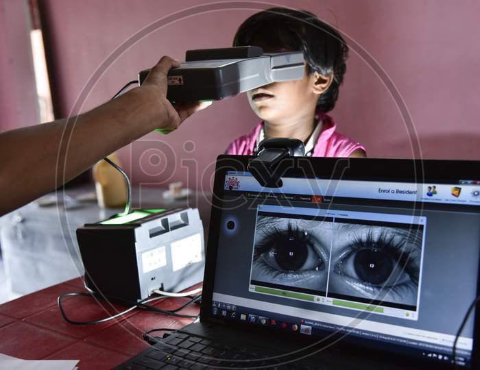 AAdhar Bio-Metrics Eye Retina  Registration At Aadhar Center