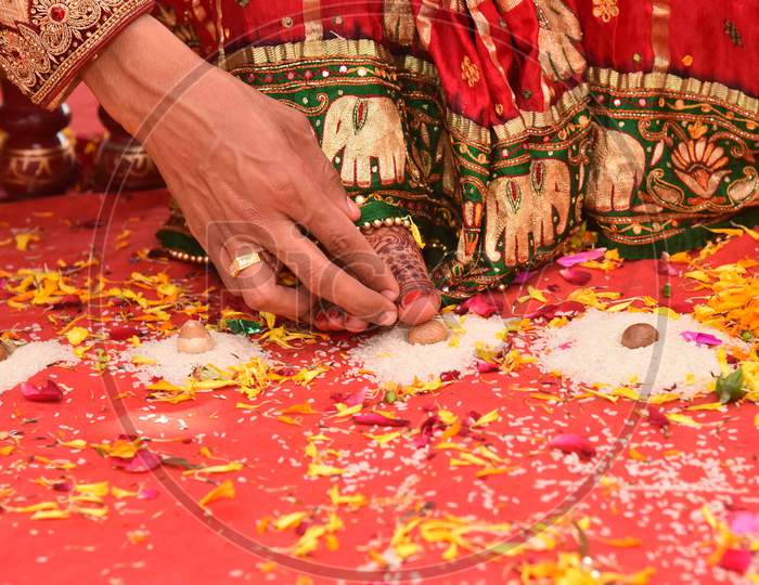 Indian Gujarati Wedding Rasam - Saptapadi