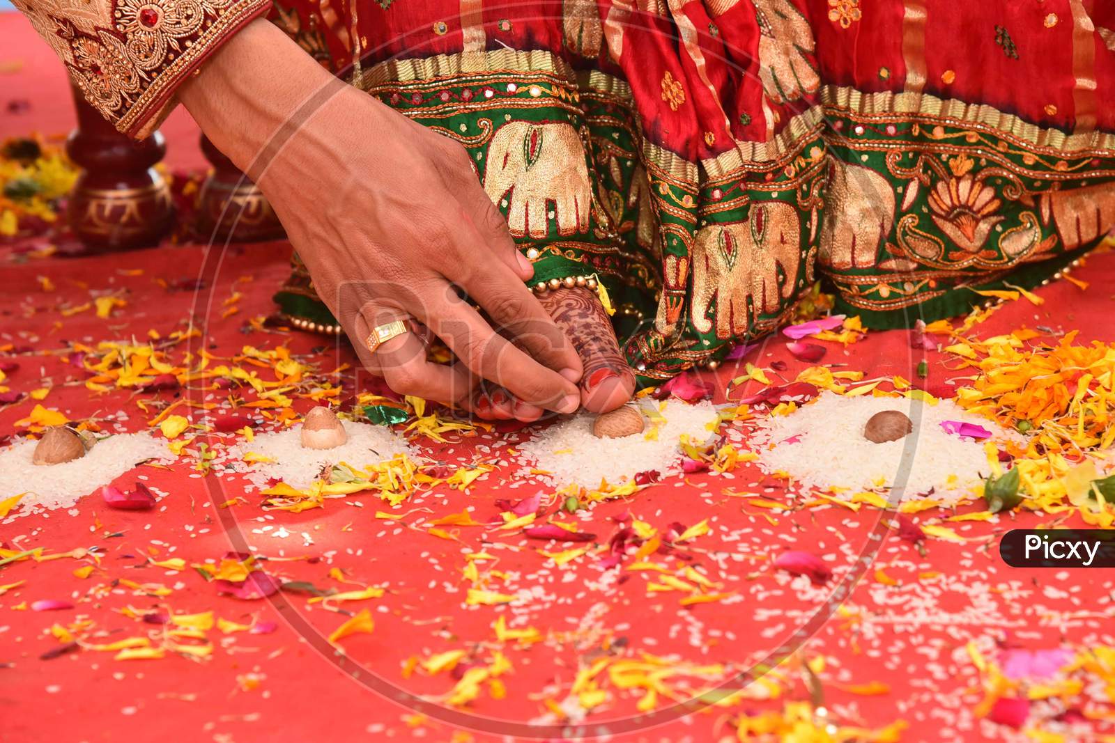 Indian Gujarati Wedding Rasam - Saptapadi