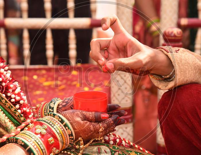 Indian Gujarati Wedding Rasam - Sindoor