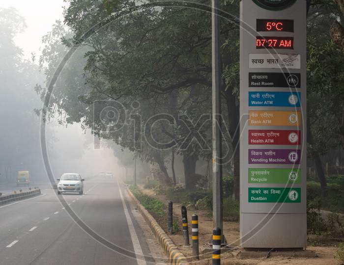 Very low temperature in the foggy morning during winters in Delhi