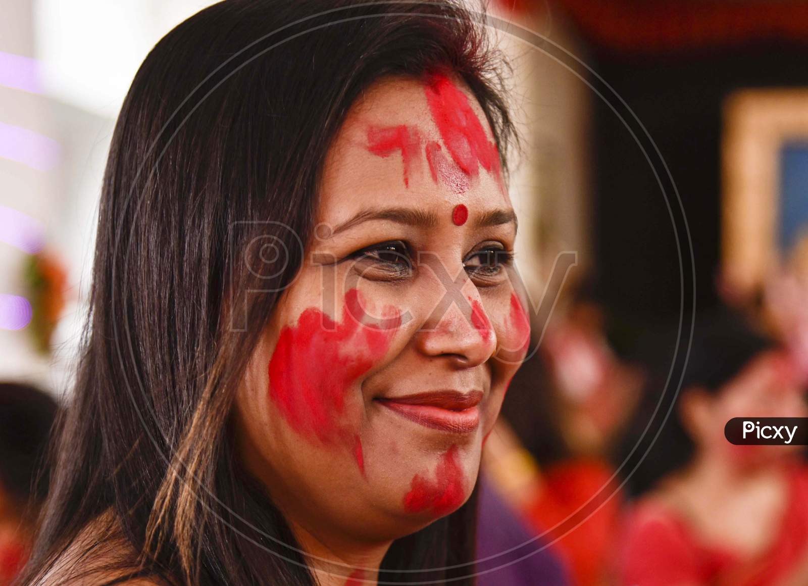 Image of Indian Woman With Festive Colours During Dussera  Celebrations-TQ461641-Picxy