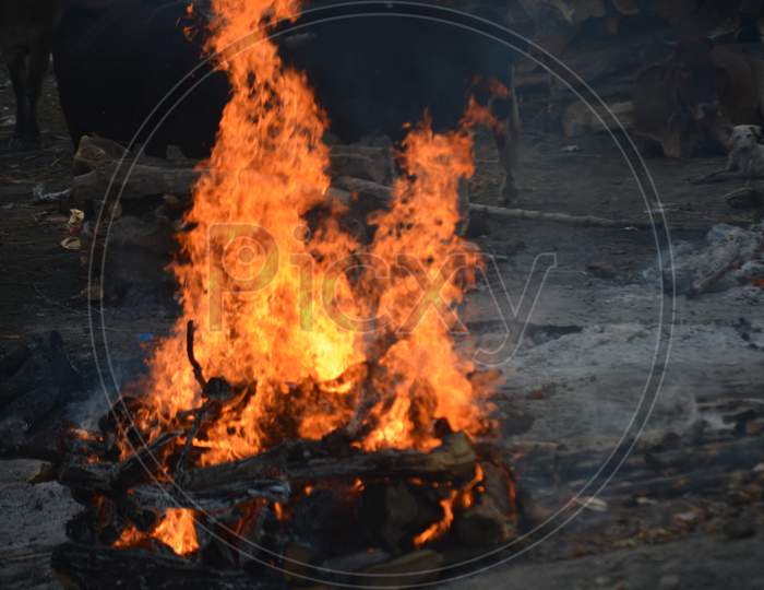 Dead Bodies Burial At Varanasi Ghats