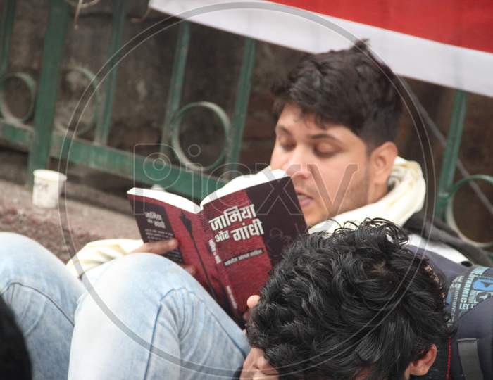 Student reading book during CAB, CAA Protest in delhi