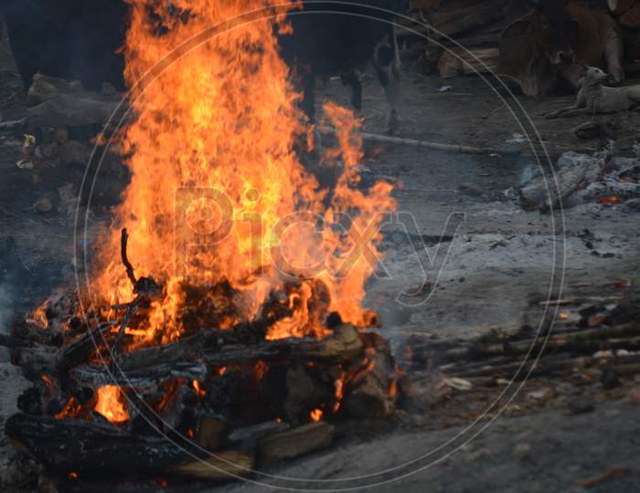 Dead Bodies Burial At Varanasi Ghats