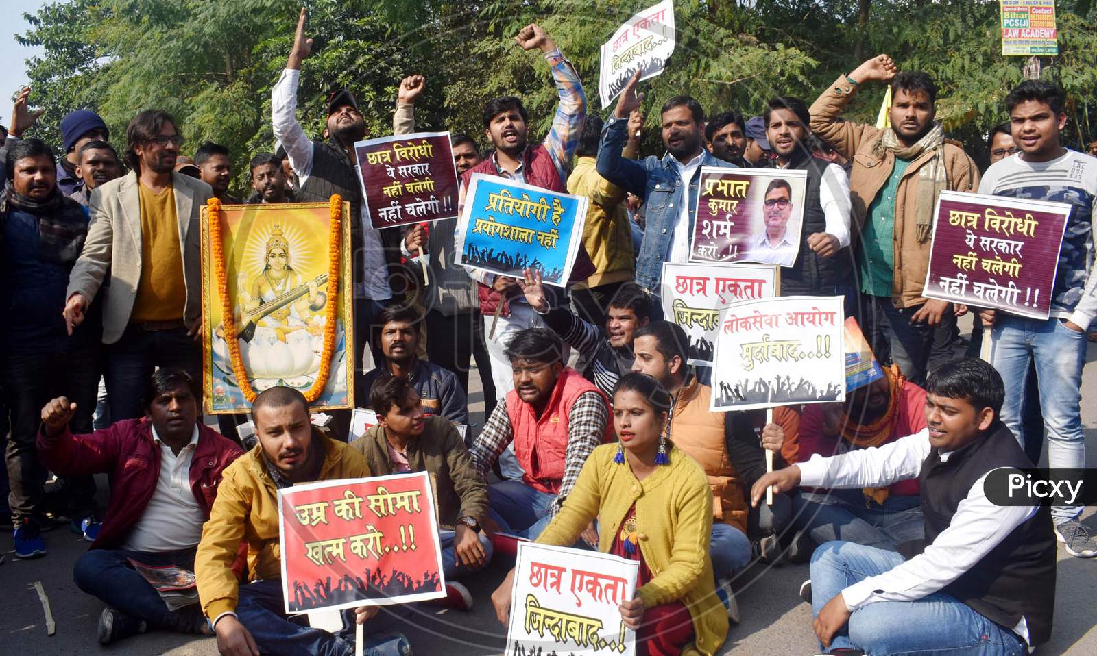 Image Of Aspirants Of Uppsc Protest And Tried To Block The Traffic In ...