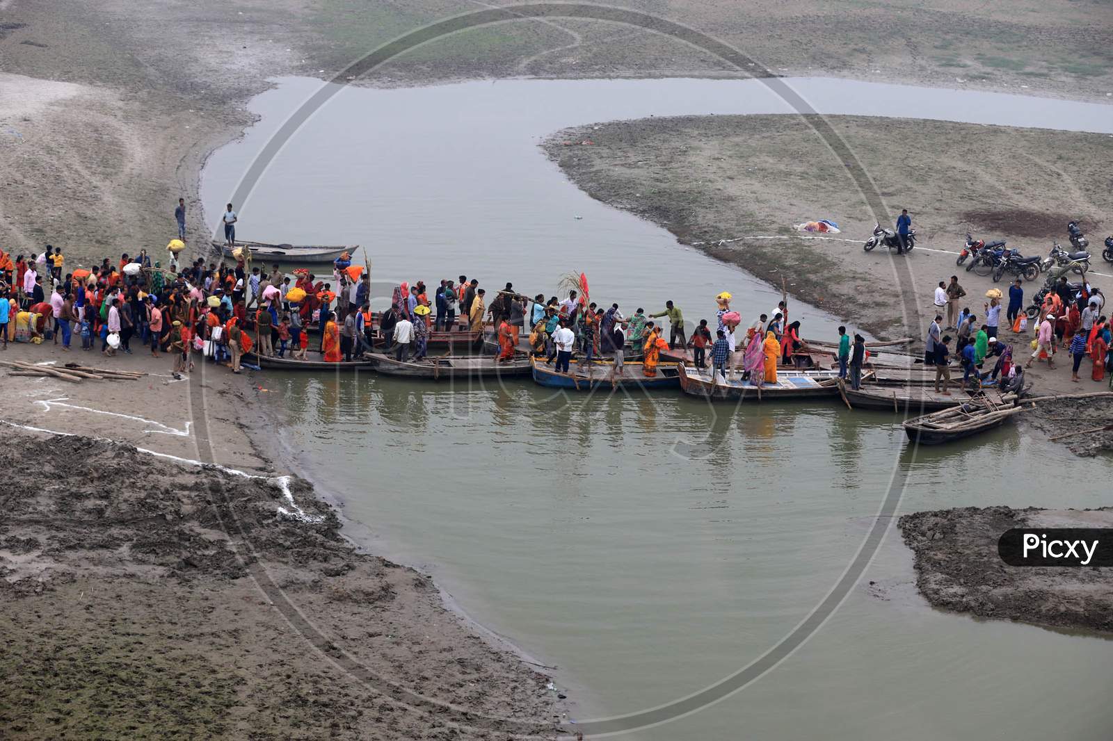 Hindu Devotees Cross River Ganga By Boat After Worship The Sun God In The Waters Of The Ganga River During The Religious Festival Of Chhath Puja In Prayagraj