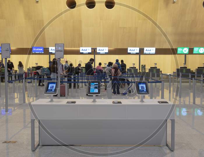 Florianopolis, Brazil. 15/09/2020: Tablet Available For Airport Check-In. Important To Avoid Queues In A Pandemic Period. Queue On Background. Selective Focus.