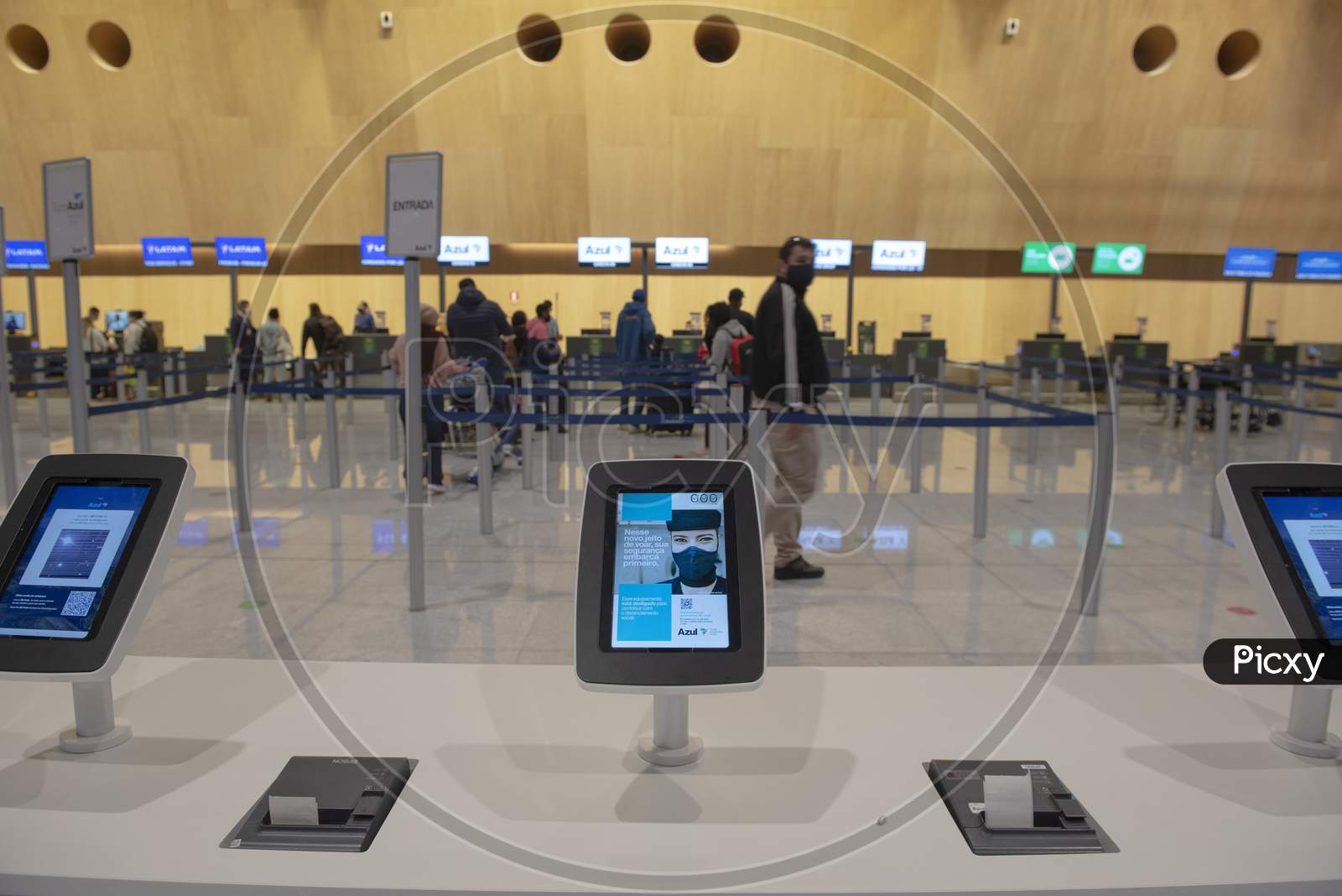 Florianopolis, Brazil. 15/09/2020: Tablet Available For Airport Check-In. Important To Avoid Queues In A Pandemic Period. Queue On Background. Selective Focus.