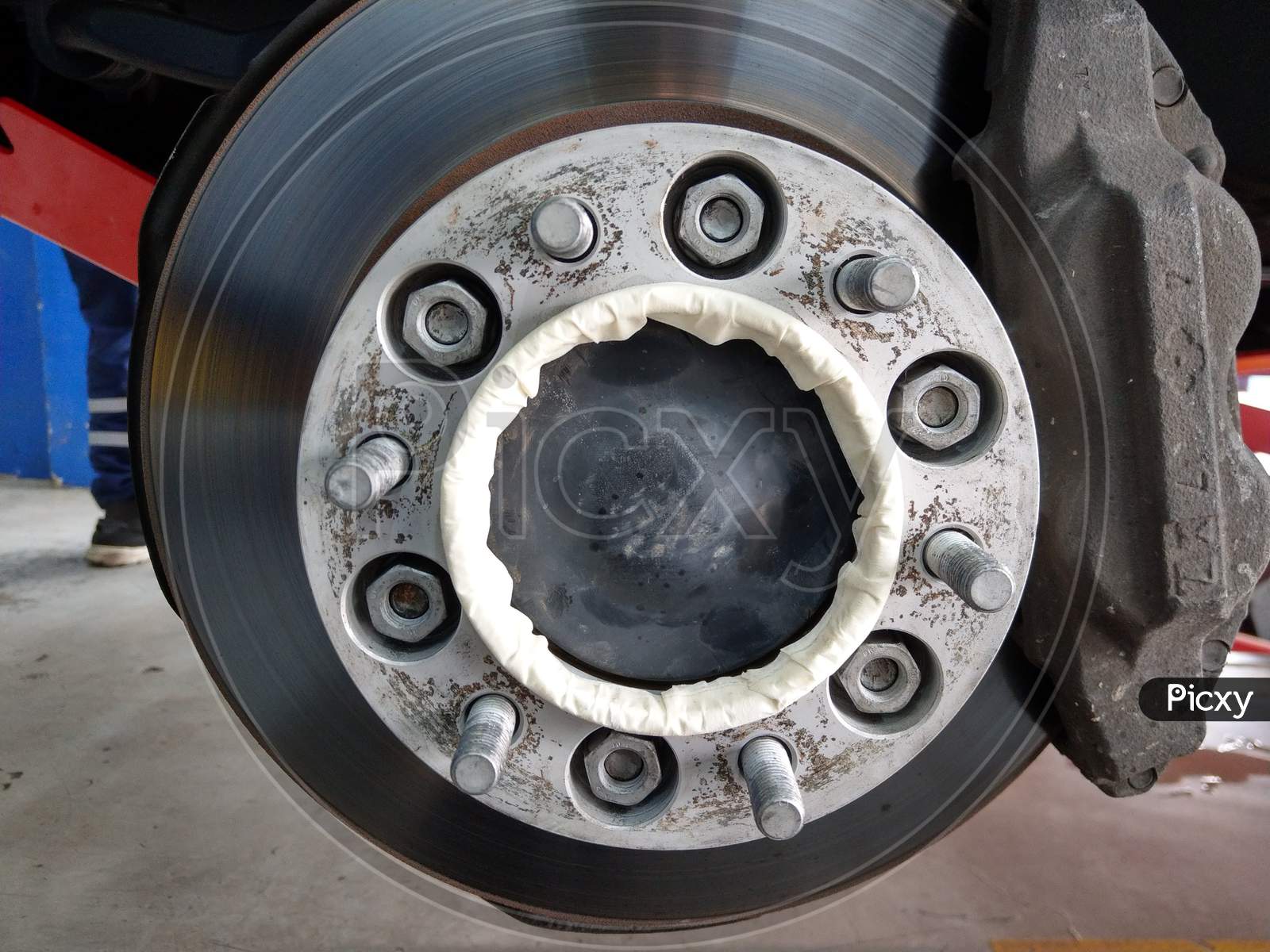 wheel spacer fixed on the wheel hub of a SUV vehicle.